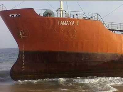 Hoảng hồn thấy tàu "ma" dạt vào bờ sau 3 tuần mất tích