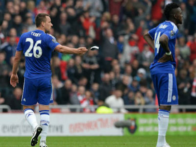 Nhận thẻ đỏ, Terry ném băng đội trưởng Chelsea