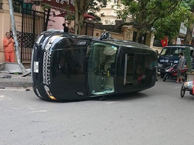 Range Rover đâm cột điện rồi lật giữa phố Hà Nội