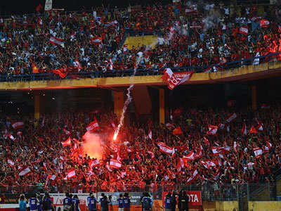 CĐV Hải Phòng đốt pháo sáng "biến Hàng Đẫy thành San Siro"