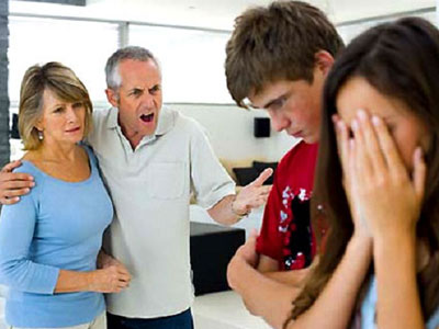 Con dâu cấm cửa mẹ chồng vì "tội" không trông cháu