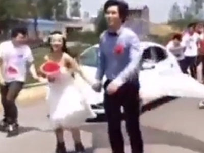 Cộng đồng mạng trầm trồ đám cưới patin siêu lãng mạn