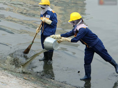 Hà Nội: Nạo hút hồ Ngọc Khánh sau 1 tháng “tra tấn” người dân bằng mùi hôi thối