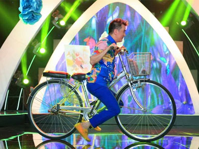 Mr. Đàm đạp xe trong đêm nhạc tưởng nhớ nhạc sĩ Thanh Tùng