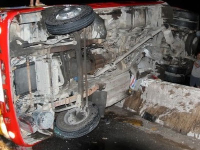 Nam Định: Chở bà bầu đi đẻ, taxi mất lái lật ngang đường
