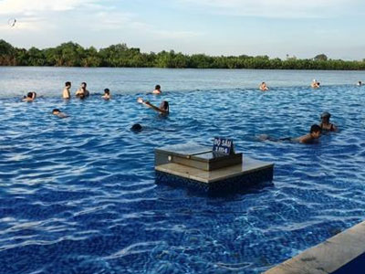 Rơi xuống hồ bơi ở khu du lịch, bé 5 tuổi nguy kịch