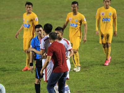Trọng tài Hà Anh Chiến: "Tình huống đó xảy ra nhanh quá mà tôi lại đứng hơi xa"