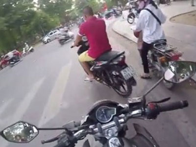 Truy tìm thanh niên bấm còi inh ỏi, quát tháo người dừng đèn đỏ