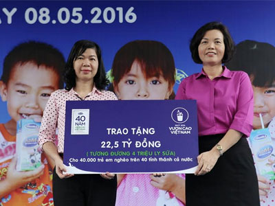 Vinamilk và Quỹ sữa Vươn cao Việt Nam năm 2016 trao tặng sữa cho 40.000 trẻ em ở 40 tỉnh thành trên cả nước