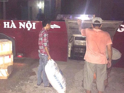 Bắt 2 tấn chè thập cẩm "bẩn" trên đường ra Hà Nội tiêu thụ