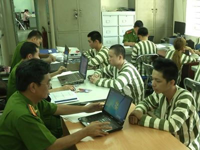 Giả danh công an gửi tin nhắn nhắc người dân cảnh giác tội phạm