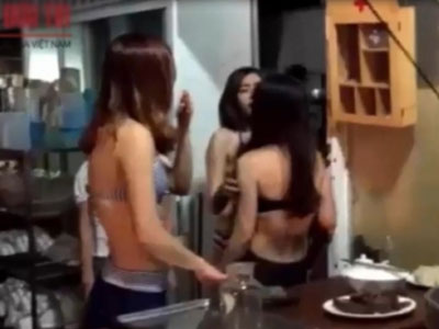 Hotgirl mặc bikini lả lơi phục vụ khách trong hàng ăn uống ở Hà Nội