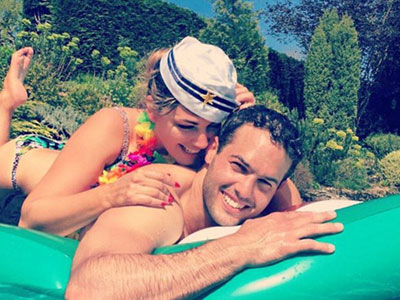 Siêu mẫu Kelly Brook nóng bỏng hết cỡ bên người tình