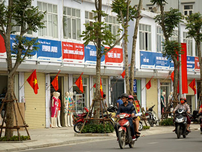 Biển hiệu đồng bộ đẹp mắt trên phố kiểu mẫu đầu tiên ở Hà Nội
