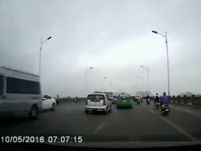 Clip: Taxi đánh võng, phóng bạt mạng trên cầu Vĩnh Tuy