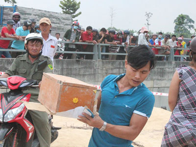Bất thường xương cốt trong ngôi mộ mới đắp ở vườn tràm