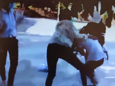 Clip nhóm nữ sinh ra đòn hội đồng với bạn vì "nói xấu trên Facebook"