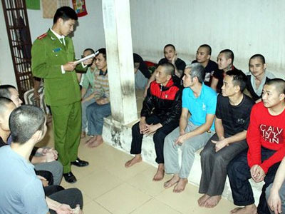 Lần đầu tiên tổ chức cho người bị tạm giam đi bầu cử