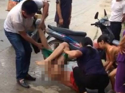 Mẹ lột quần con giữa đường, người xung quanh đứng nhìn