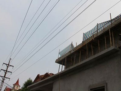 Một thợ sắt bị điện cao thế phóng trúng tử vong