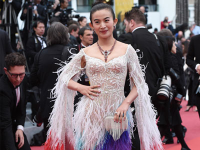 Sao nữ "vô danh" gốc Hoa bày chiêu trò trên thảm đỏ Cannes
