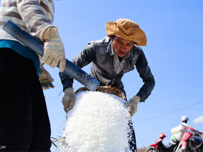 Bán 100 kg muối không đủ tiền uống ly cà phê