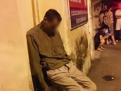 Cụ ông chết trong tư thế ngồi dựa vào tường một nhà dân ở Hà Nội