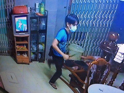 Bắt giữ kẻ đâm chủ tiệm vàng ở miền Tây