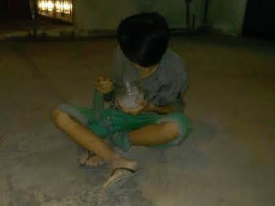Bắt trộm xong, mời... ăn no rồi giao công an!