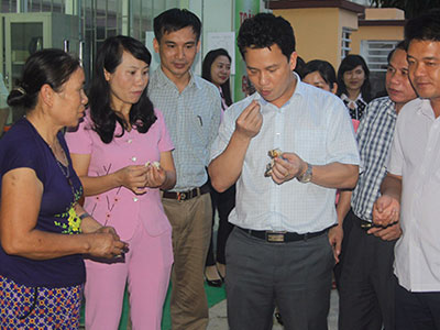 Chủ tịch Hà Tĩnh ăn cá nướng cùng tiểu thương