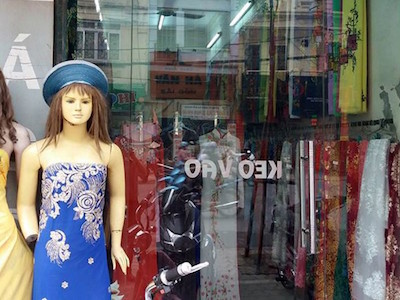 Dân vây cô gái đi xe SH nghi móc túi trong shop thời trang