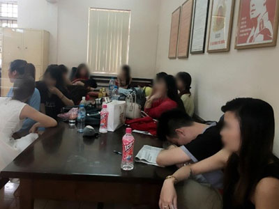 Hà Nội: Bắt nhiều "quái xế" chở hàng chục cô gái dịch vụ karaoke