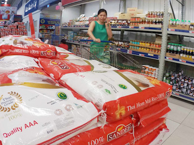 Ồ ạt nhập hàng từ các nước láng giềng