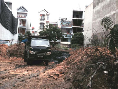 Bị “đổ trộm” bùn thải giữa khu phố, dân lãnh đủ