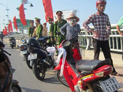 Bỏ lại xe máy buộc khăn tang, nam thanh niên nhảy cầu Đông Hà tự tử