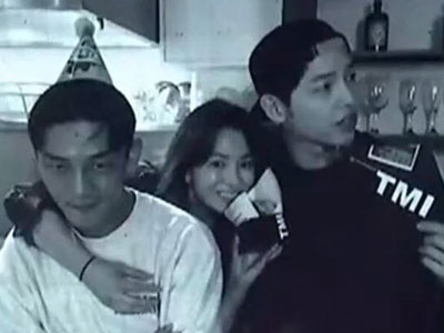 Song Joong Ki khoe ảnh thân mật "hết cỡ" với Song Hye Kyo và Yoo Ah In tại Bắc Kinh