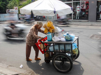 Tấm lưng còng của mẹ già 81 tuổi bán hàng rong, ngủ ngoài đường lo tiền chữa bệnh cho con