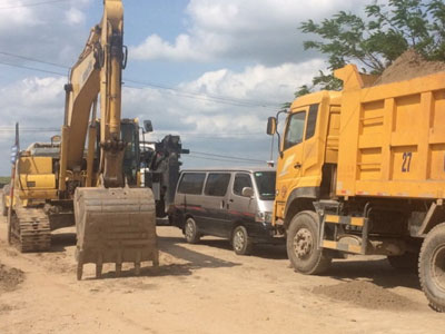 3 xe công vụ bị nhốt