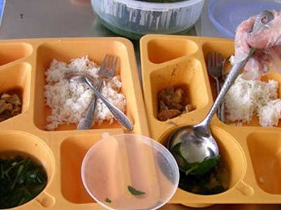 Bữa cơm của trẻ tiểu học Việt Nam và Nhật: đối lập đến chạnh lòng!