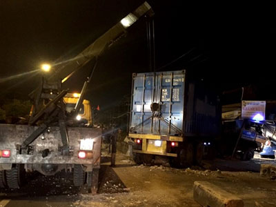 Container húc dải phân cách, lao vào nhà dân trong đêm