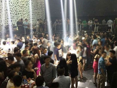 Gần 100 đối tượng "bay đêm" tại quán bar bị đưa về trụ sở CA
