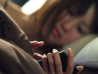 Hiểm họa khôn lường từ thói quen dùng điện thoại ban đêm