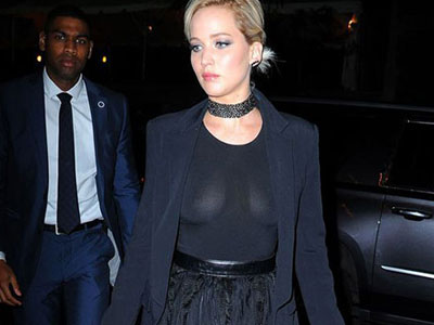 Jennifer Lawrence diện áo xuyên thấu lộ trọn bầu ngực