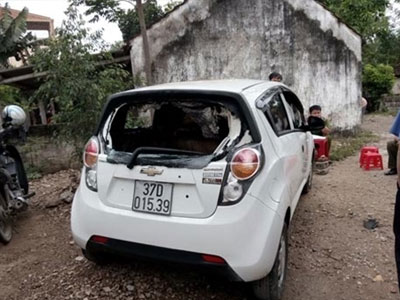 Lên cơn ngáo đá đốt ô tô hàng xóm rồi đứng... ngắm!?