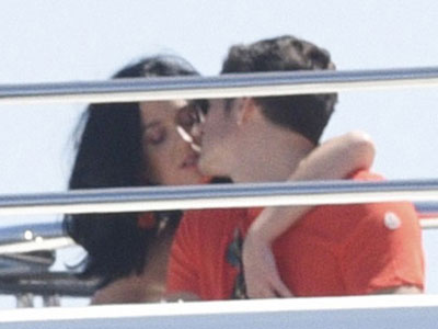 Orlando Bloom hôn Katy Perry xóa tan tin đồn ngoại tình