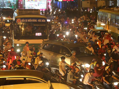 Sài Gòn lại kẹt xe nghiêm trọng sau mưa lớn