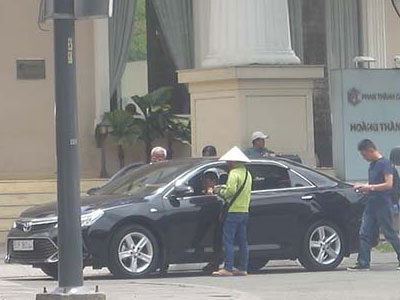 TP.Hồ Chí Minh: “Cò” ngang nhiên thu phí đậu xe ôtô dưới lòng đường