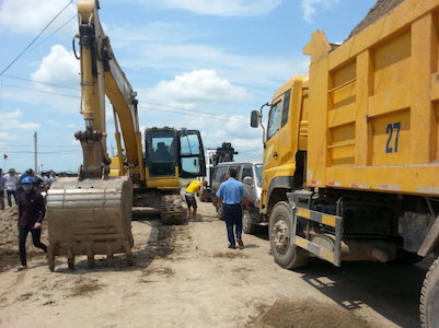 Xe công vụ vẫn bị “nhốt” sang ngày thứ 3