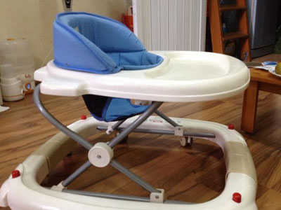 Bé 6 tháng tuổi ngồi xe tập đi lao xuống cầu thang bị gãy xương hàm mặt