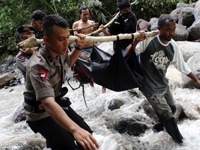 Sạt lở đất vùi lấp lán trại, 15 sinh viên thiệt mạng